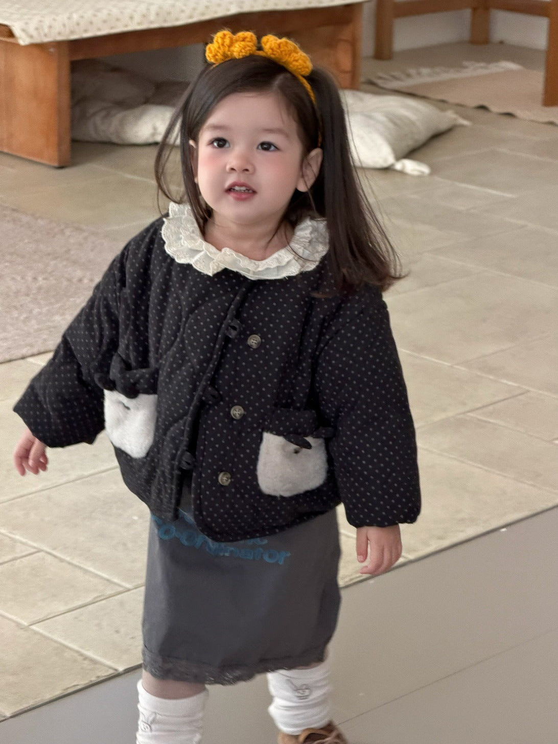 子ども用ドット柄ブルゾン、前開きボタンと白いポケットが付いた黒上着