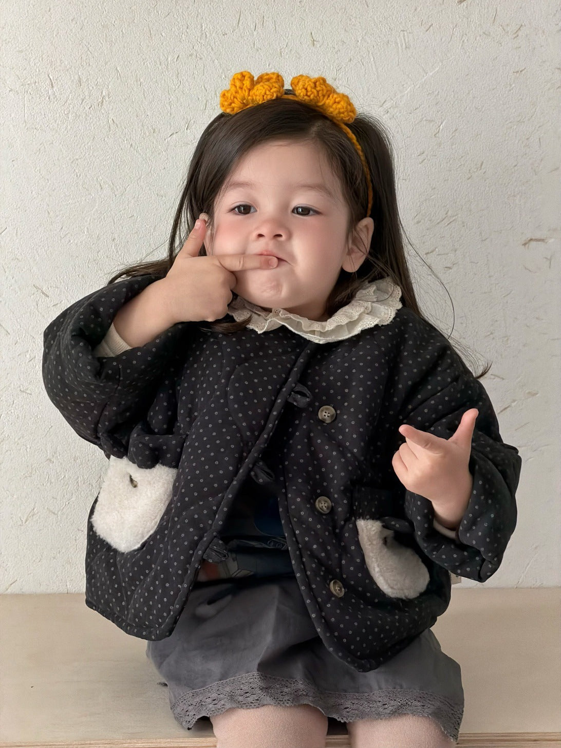 子ども用ドット柄ブルゾン、白ファー風ポケットとフリル襟のアップ写真