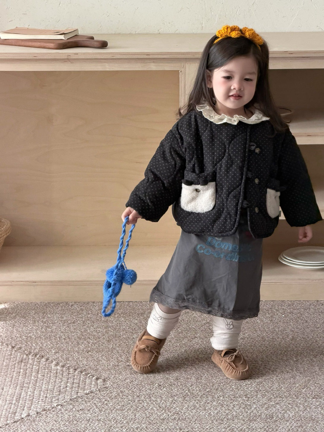 子ども用ドット柄ブルゾン、白いファー風ポケットとフリル襟の黒ジャケット