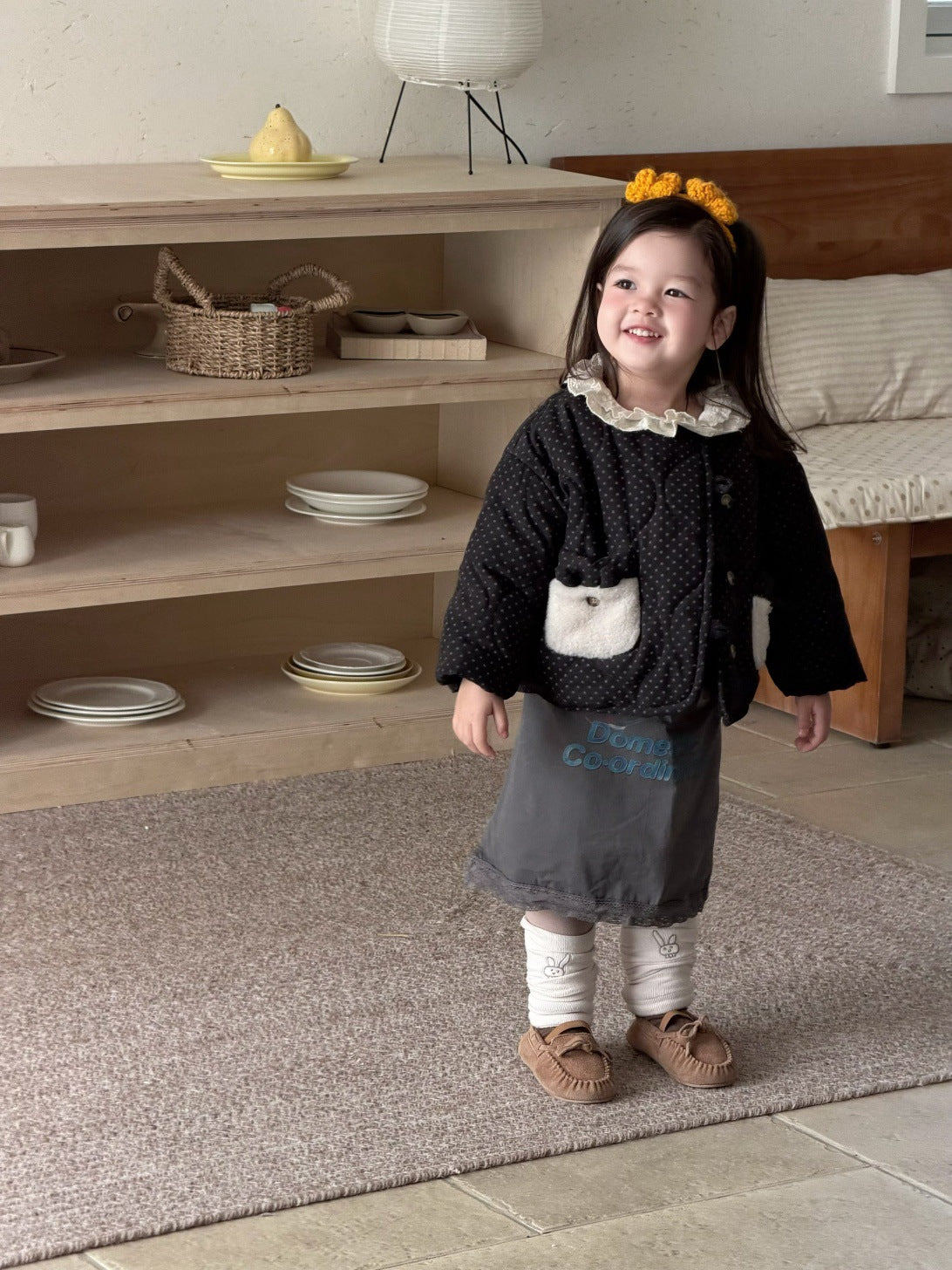 子ども用ドット柄ブルゾン、前開きボタンと白いファー風ポケット付き