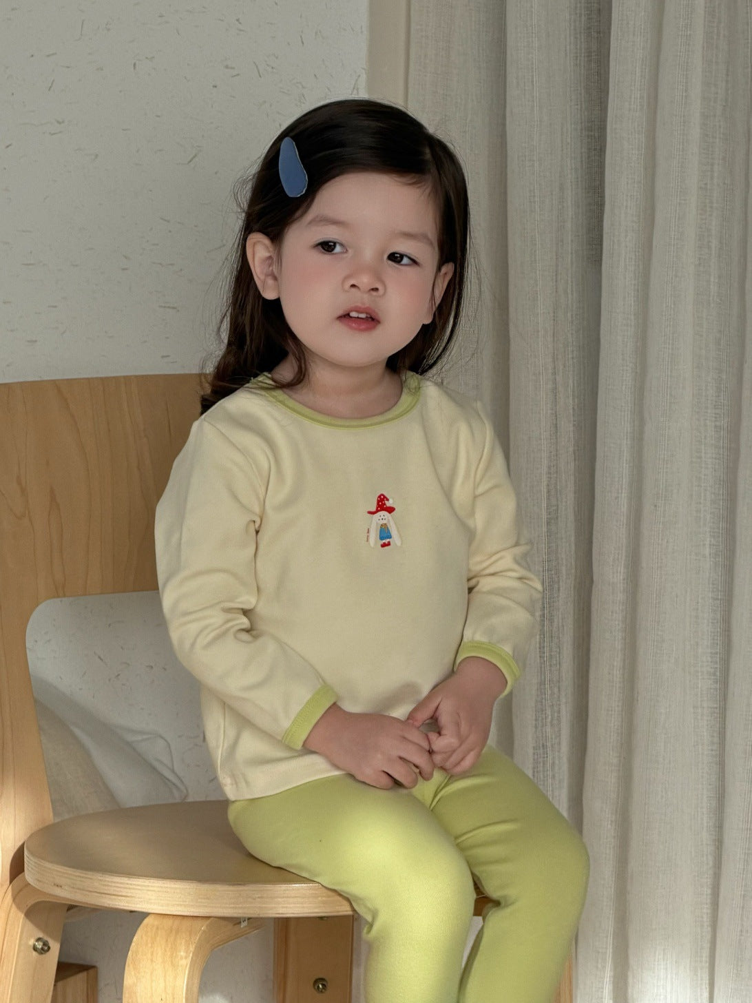 ベビー用長袖プリントパジャマセット、淡いイエロー上着とライムグリーンのパンツ