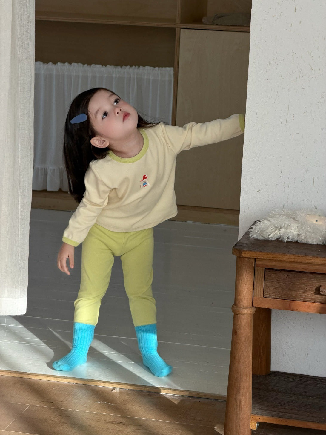 子ども用プリント長袖パジャマセット 黄色系 長袖トップとロングパンツの全身表示