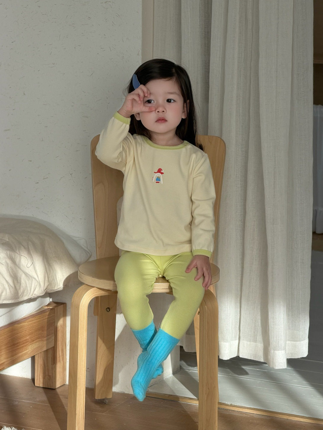 子ども用プリント長袖パジャマセット 黄色系 フロントプリントの長袖トップとパンツ