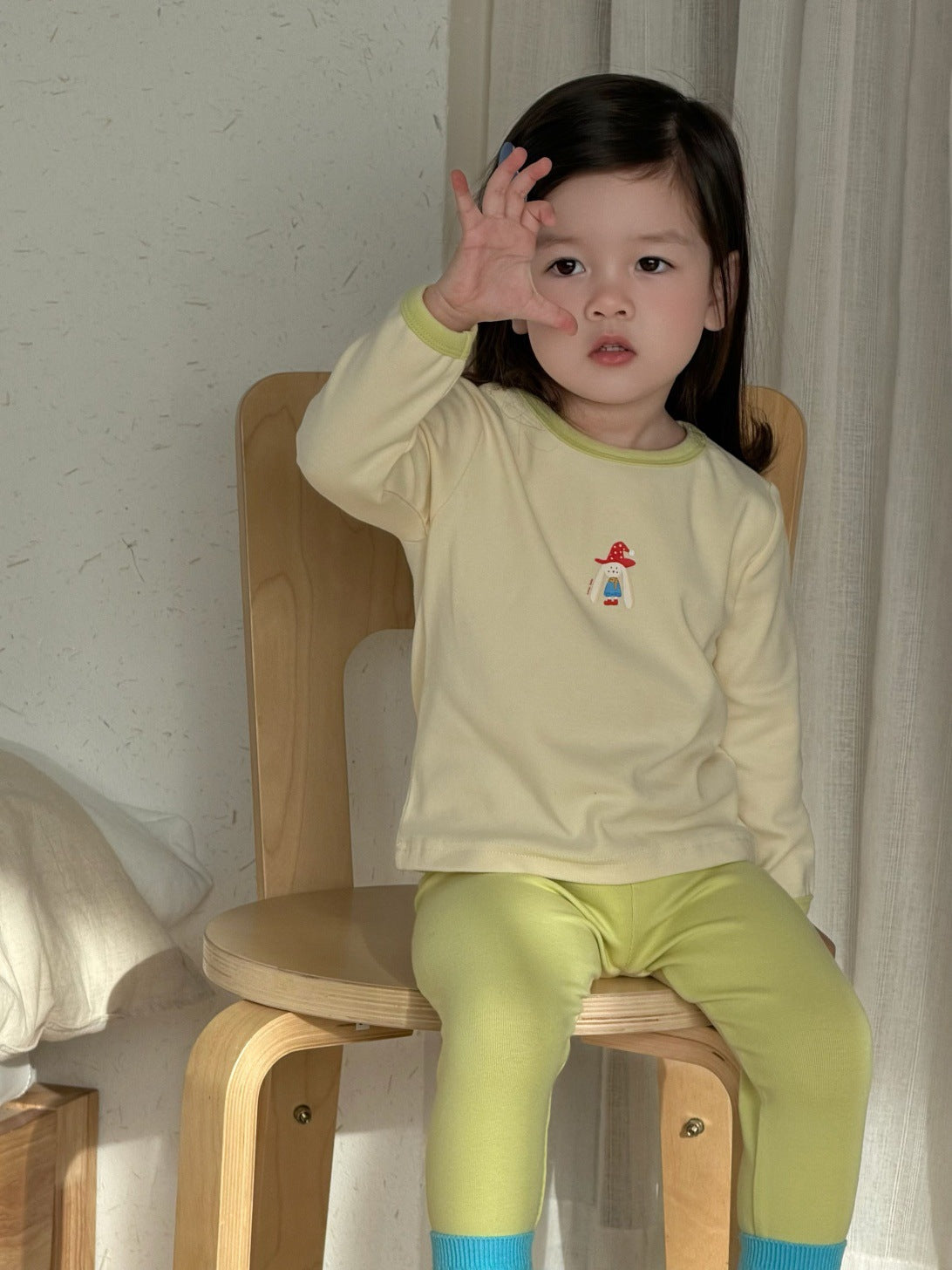 子ども用プリント長袖パジャマセット 黄色系 胸元の小さなプリントが見える