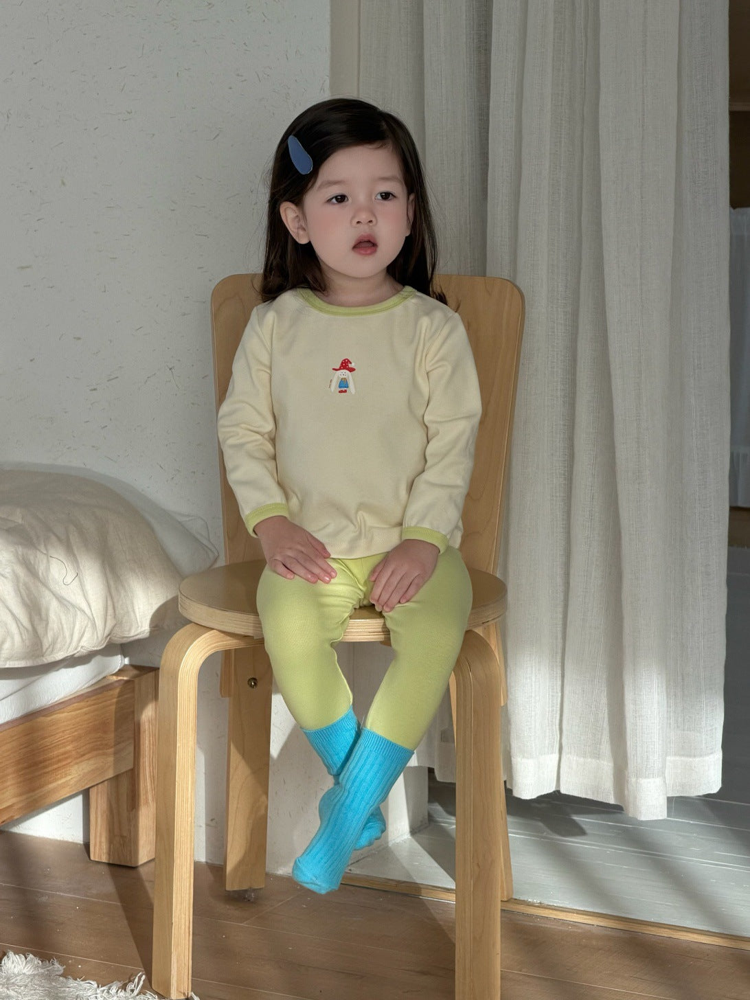 子ども用プリント長袖パジャマセット 黄色系 胸元プリント付きの上下セット