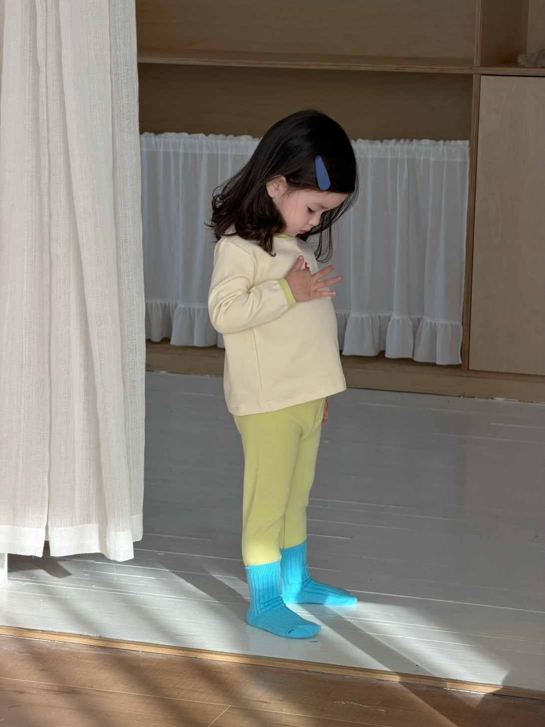 子ども用プリント長袖パジャマセット 黄色系 胸元プリントの長袖トップとパンツ