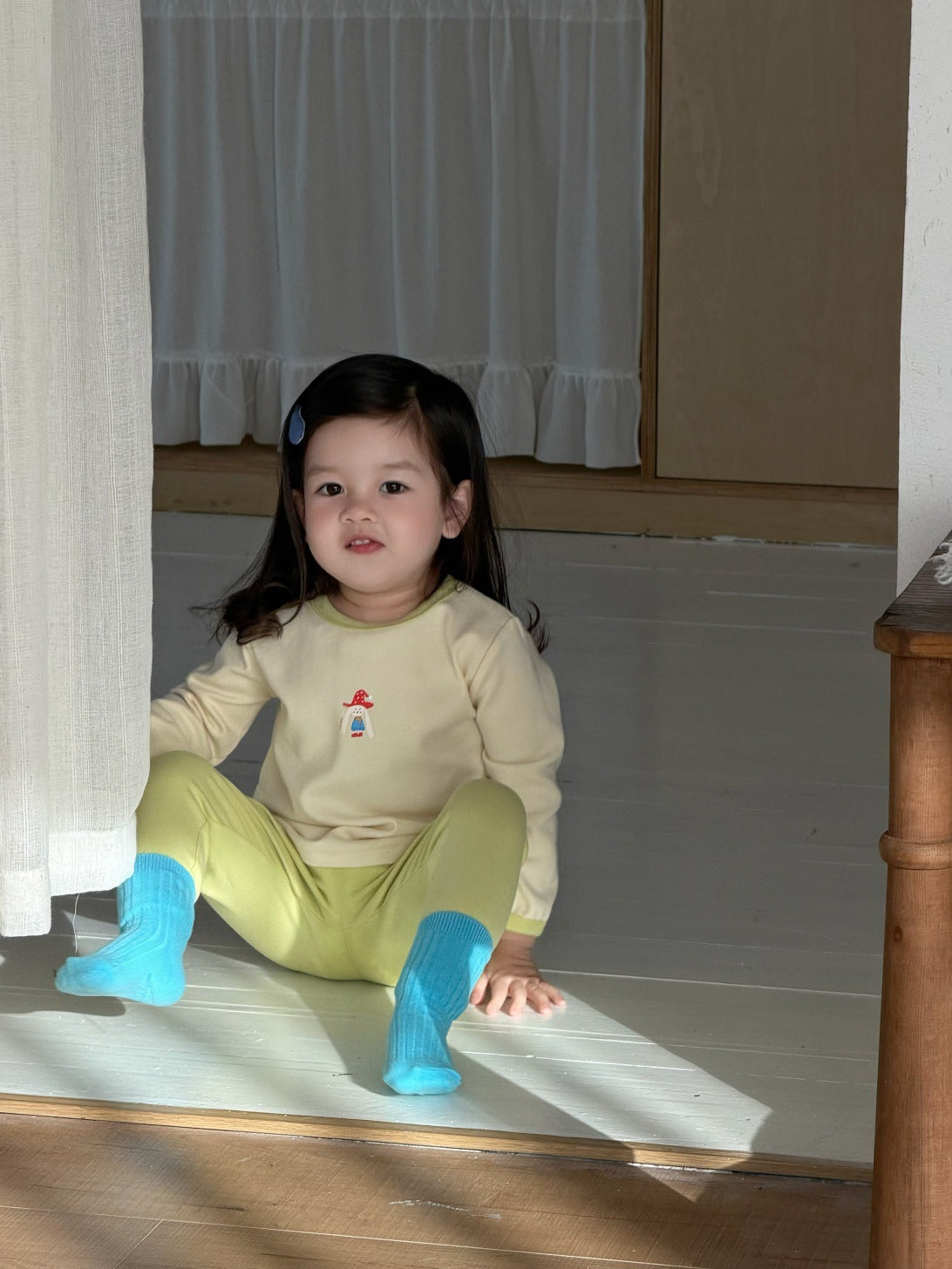 子ども用プリント長袖パジャマセット 黄色系 トップス中央に小さなワンポイント