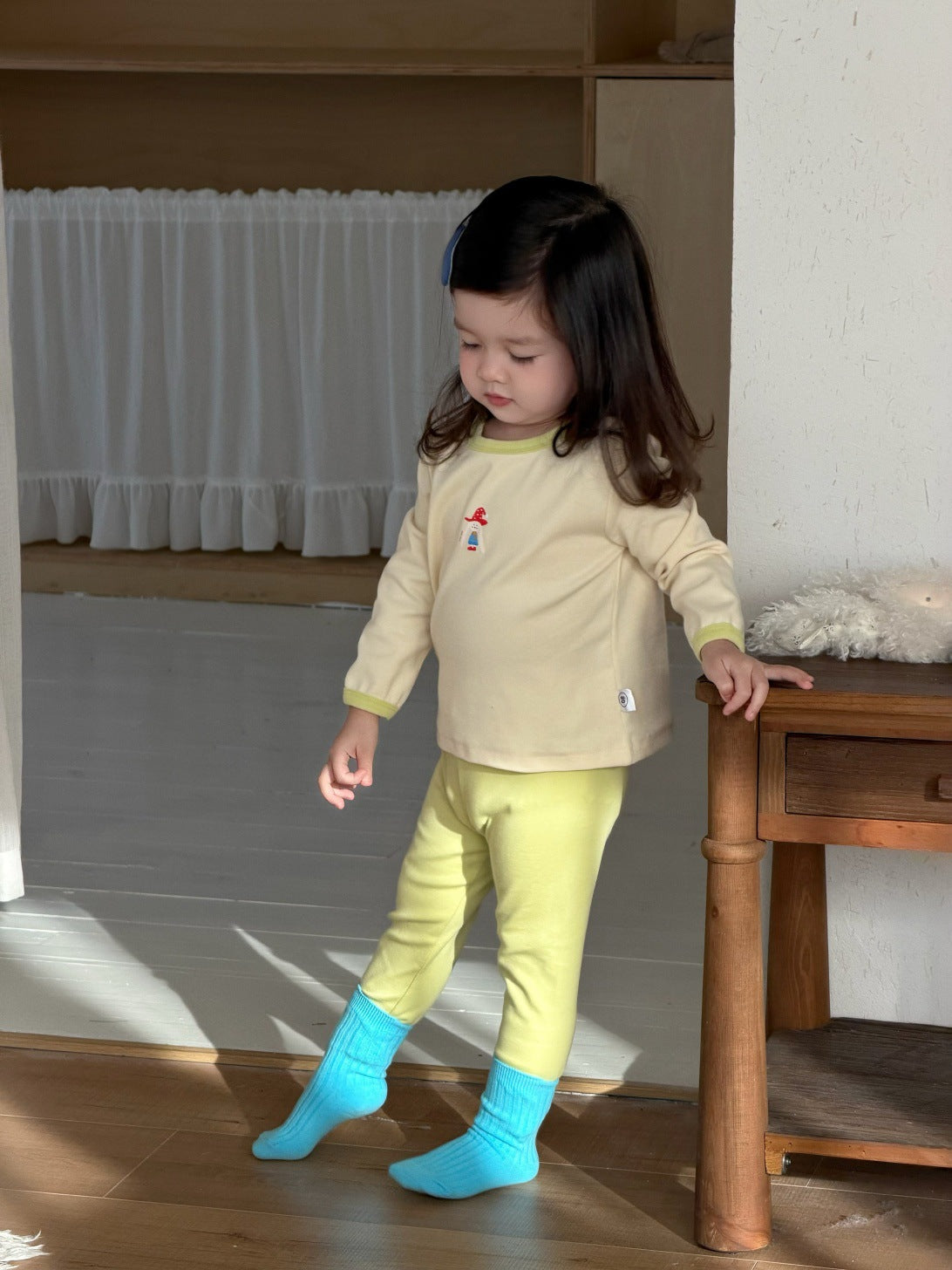 子ども用プリント長袖パジャマセット 黄色系 長袖トップとロングパンツ