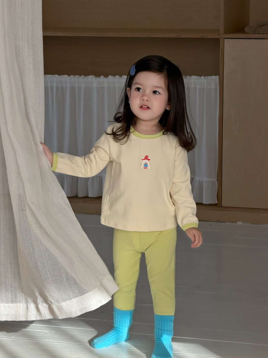 子ども用プリント長袖パジャマセット(イエロー系)トップスとパンツの上下