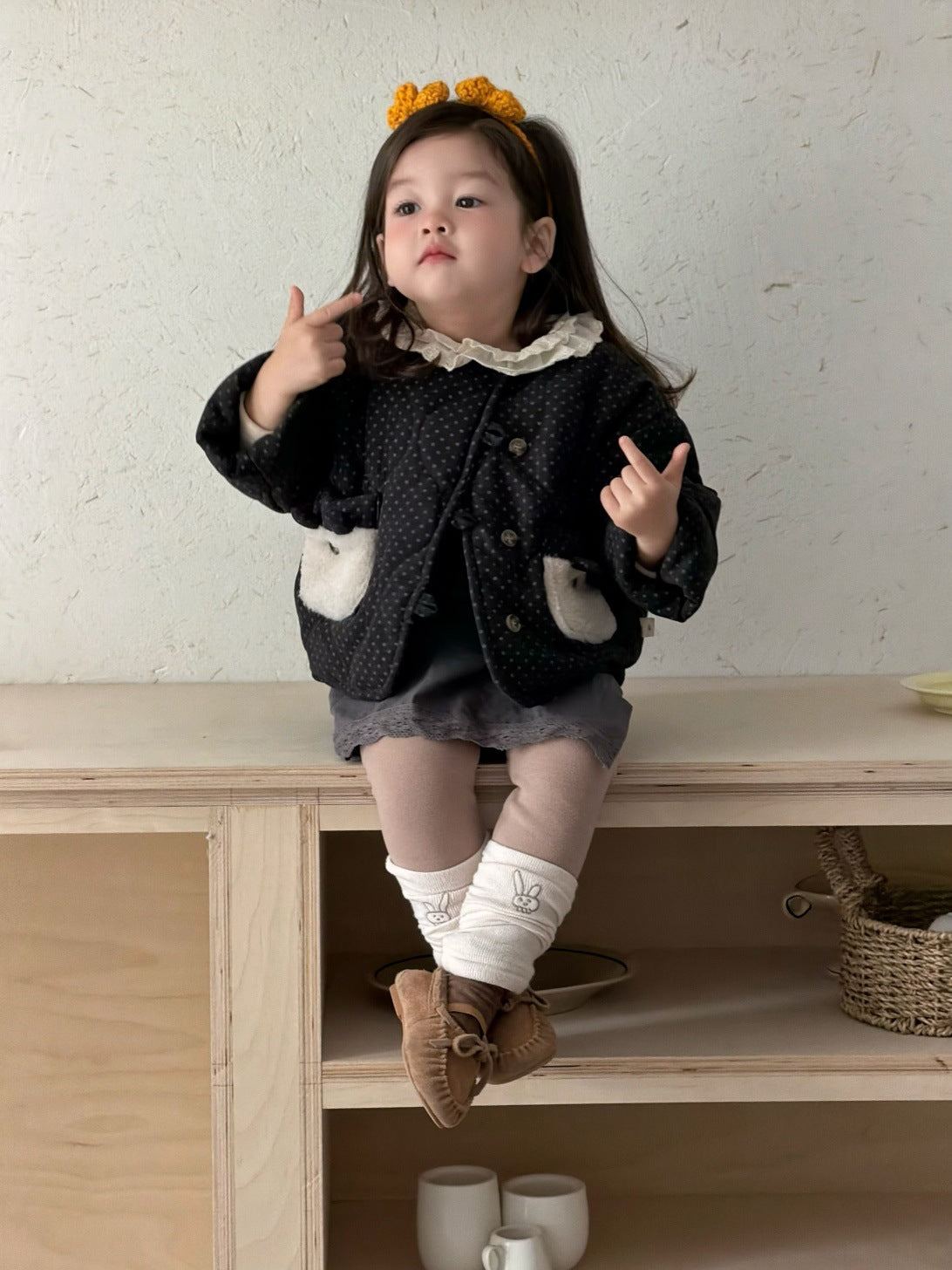 子ども用ドット柄ブルゾン、フリル襟と白ポケット付きの黒ジャケット