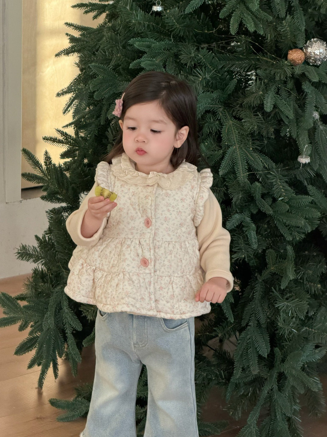 フリル付きキルティングベスト(ベージュ)とデニム風パンツ、長袖インナー