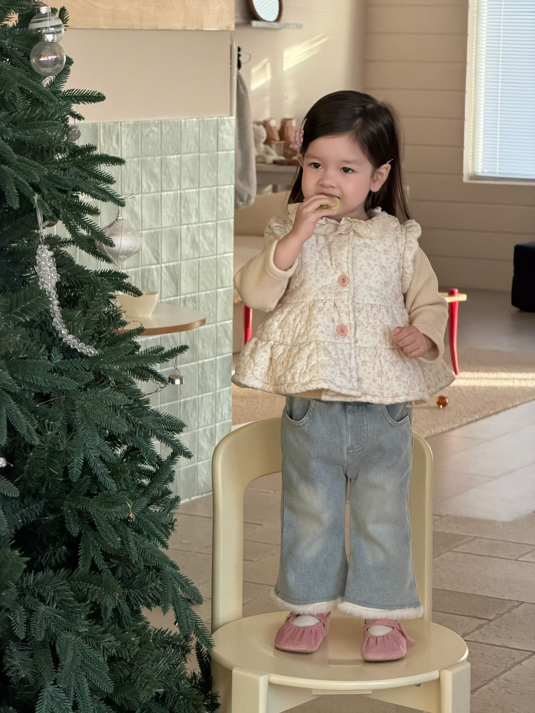 ベビー用フリルキルティングベスト クリーム色、長袖Tシャツ重ね着とデニムパンツ