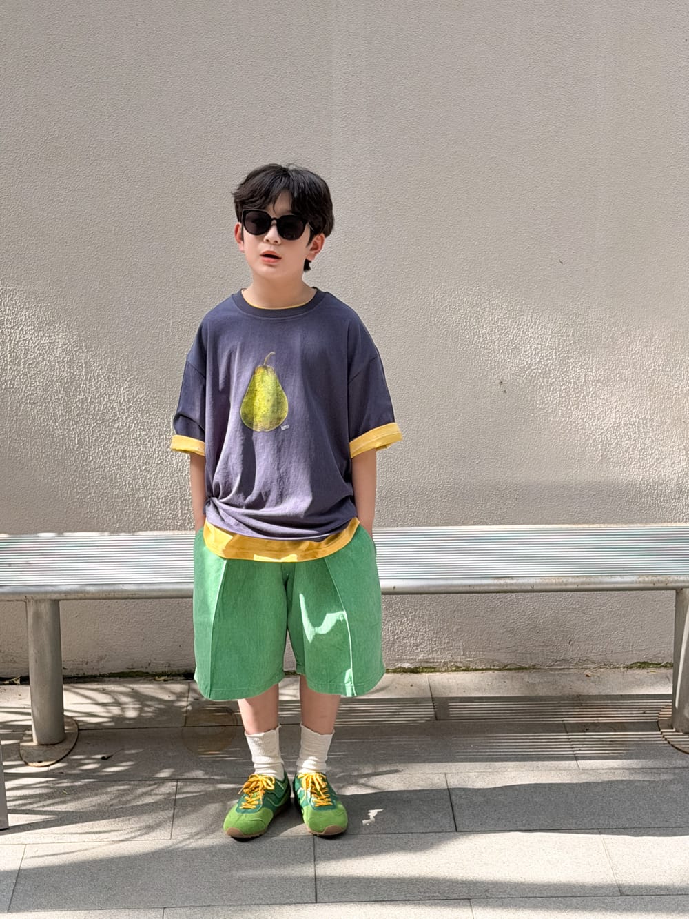グレーの半袖Tシャツ、黄色い洋梨プリントと配色リブ