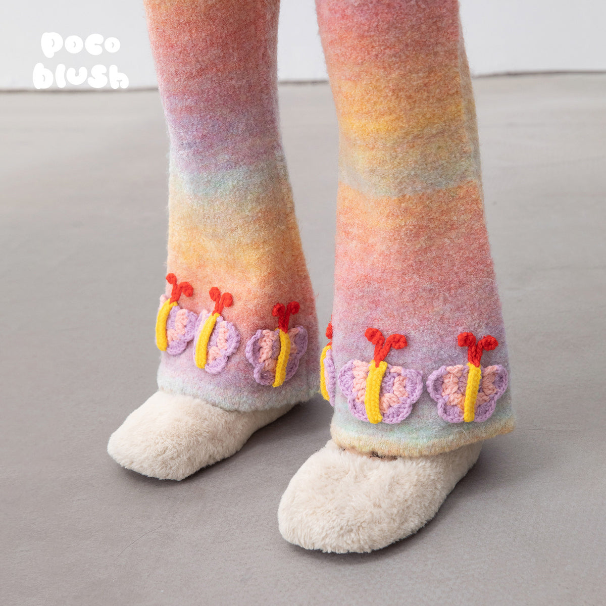 キッズ用レインボー配色ニットパンツ、裾に蝶アップリケ装飾