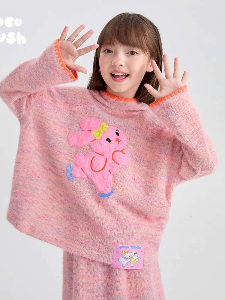 キッズ用ニットパーカー、ピンク系。雪だるま&うさぎのキャラクタープリント