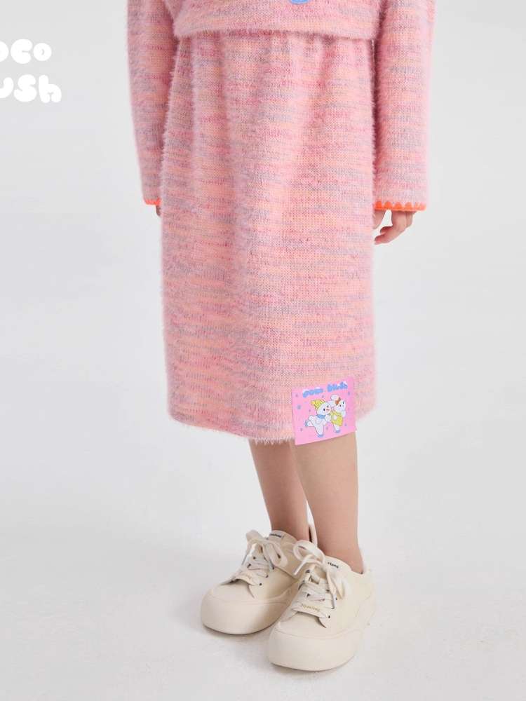 キッズ用ニットスカート、ピンク系。ウエスト下から広がるシルエット