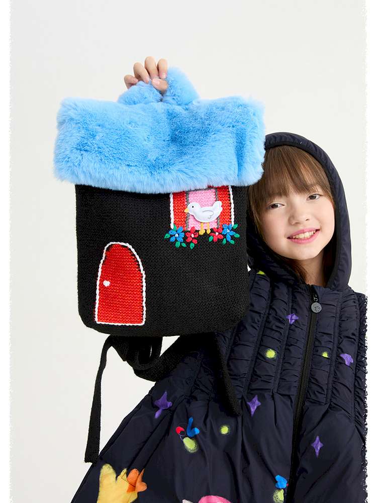 黒のロングダウンコート。青いファーのフードと黒地の動物プリント