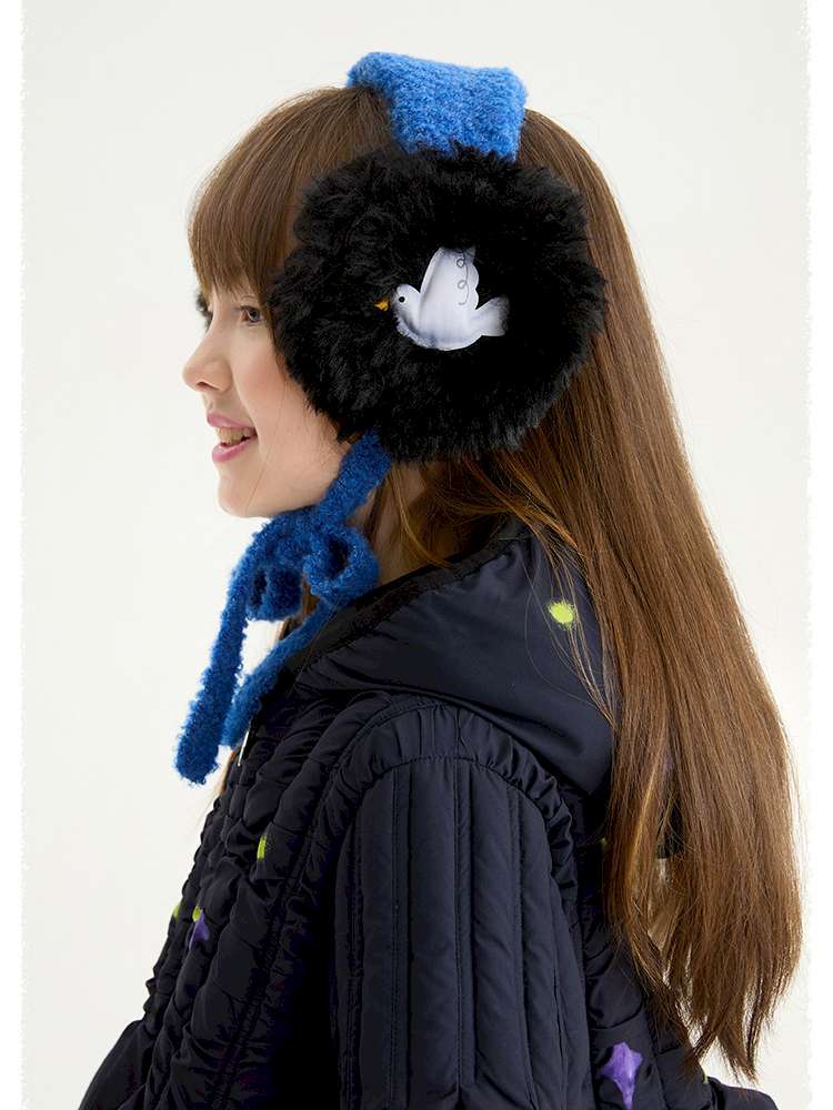 黒のロングダウンコート。青いファー付きフードと黒いイヤーマフ
