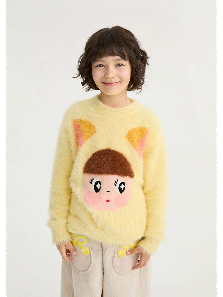 イエローのシャギー風セーター、胸元にキャラクター顔のデザイン