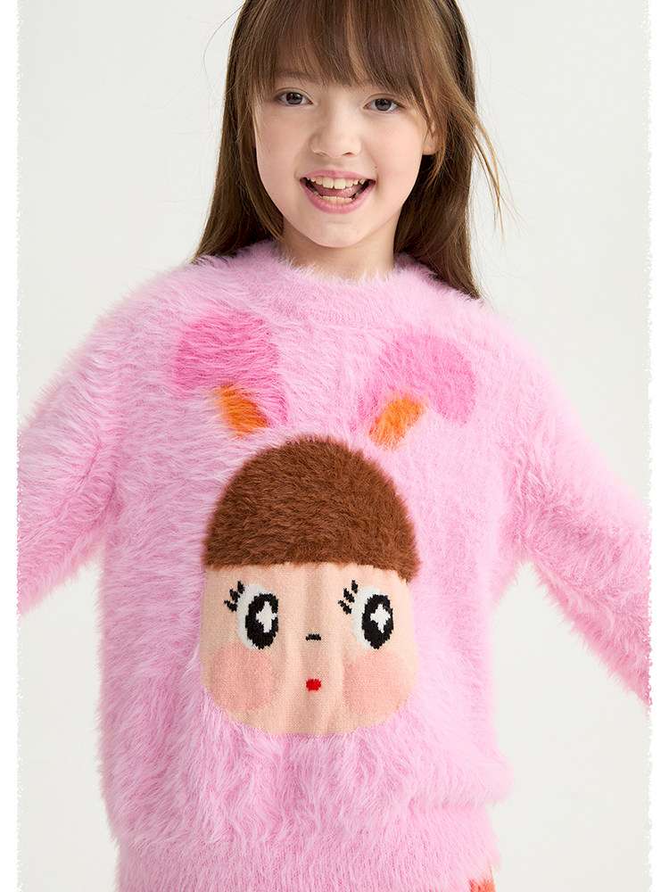 ピンクのシャギー風セーター、胸元キャラクター顔のアッププリント