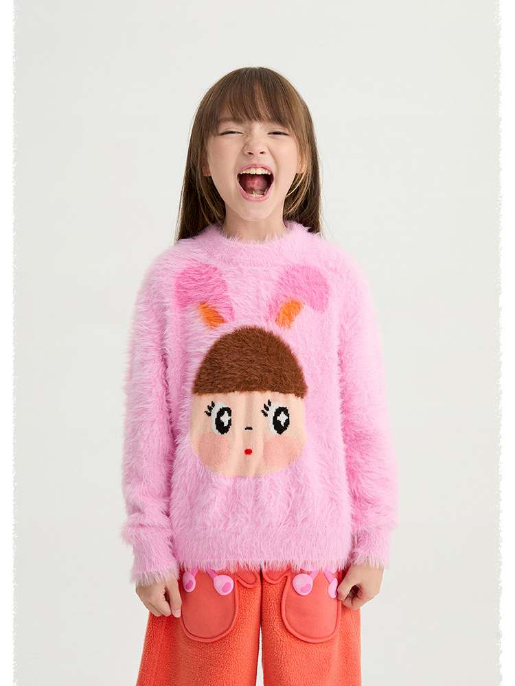 ピンクのシャギー風キッズセーター、胸元にブラウンのキャラクター柄