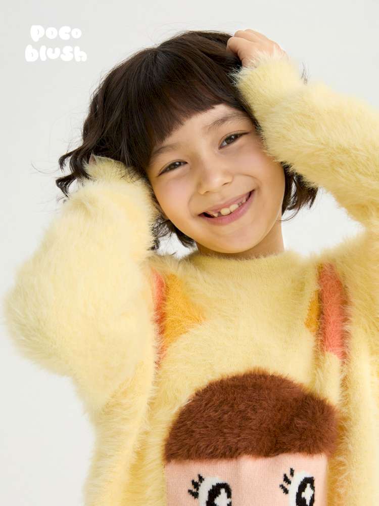 ネコフェイス柄の黄色いシャギーセーター(袖口と前身頃アップ)