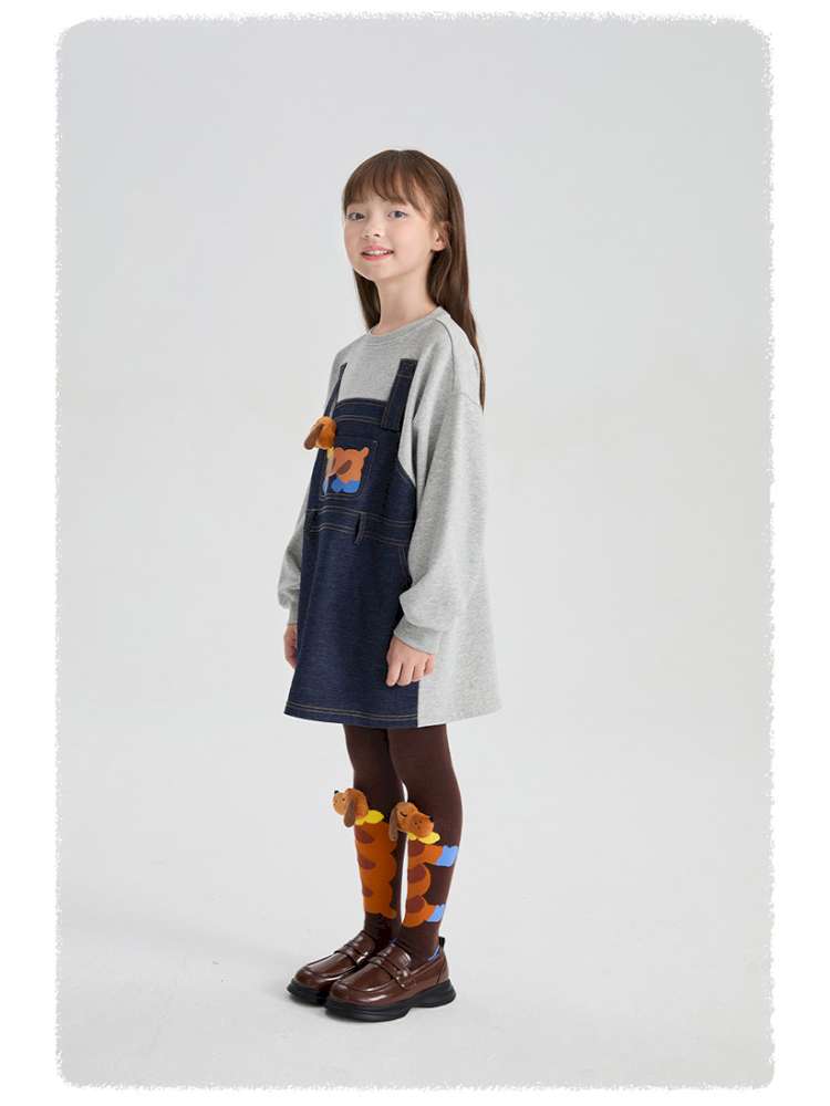 子ども用キャラメルブラウンレギンス、パピー柄のデザインが見える