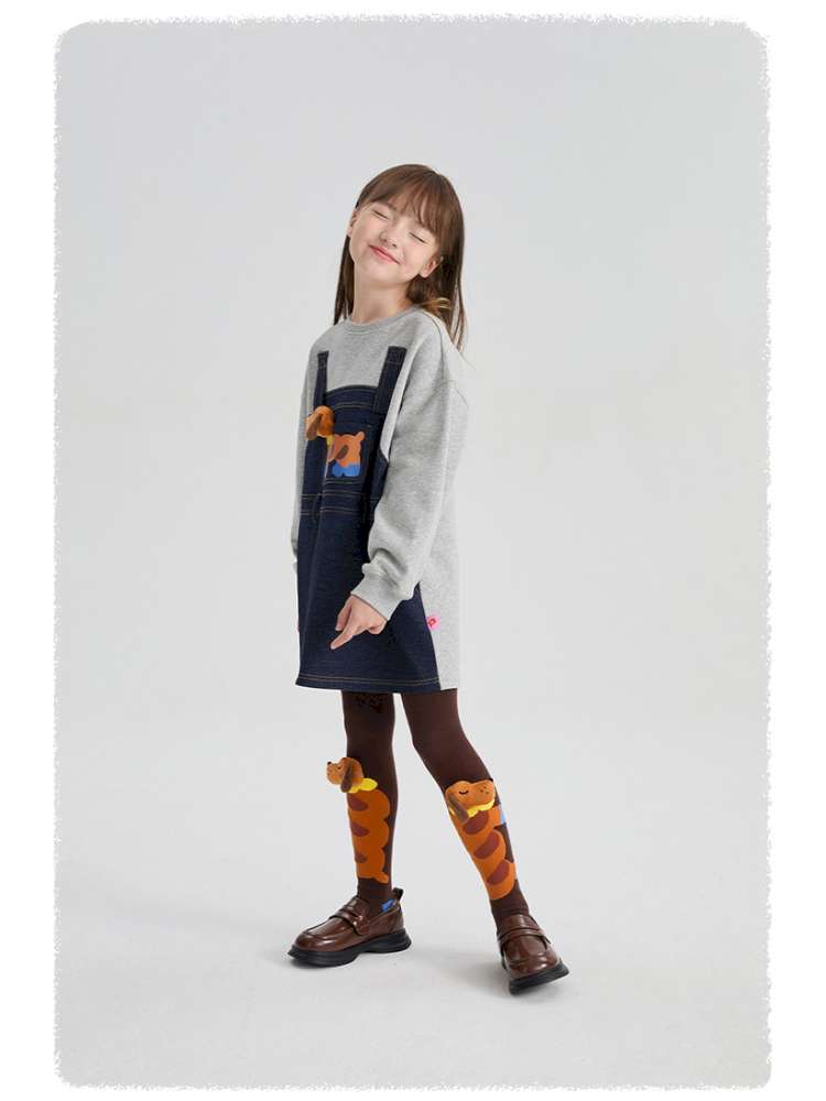 キャラメルブラウンのパピー柄レギンス、横向きで脚元アップ