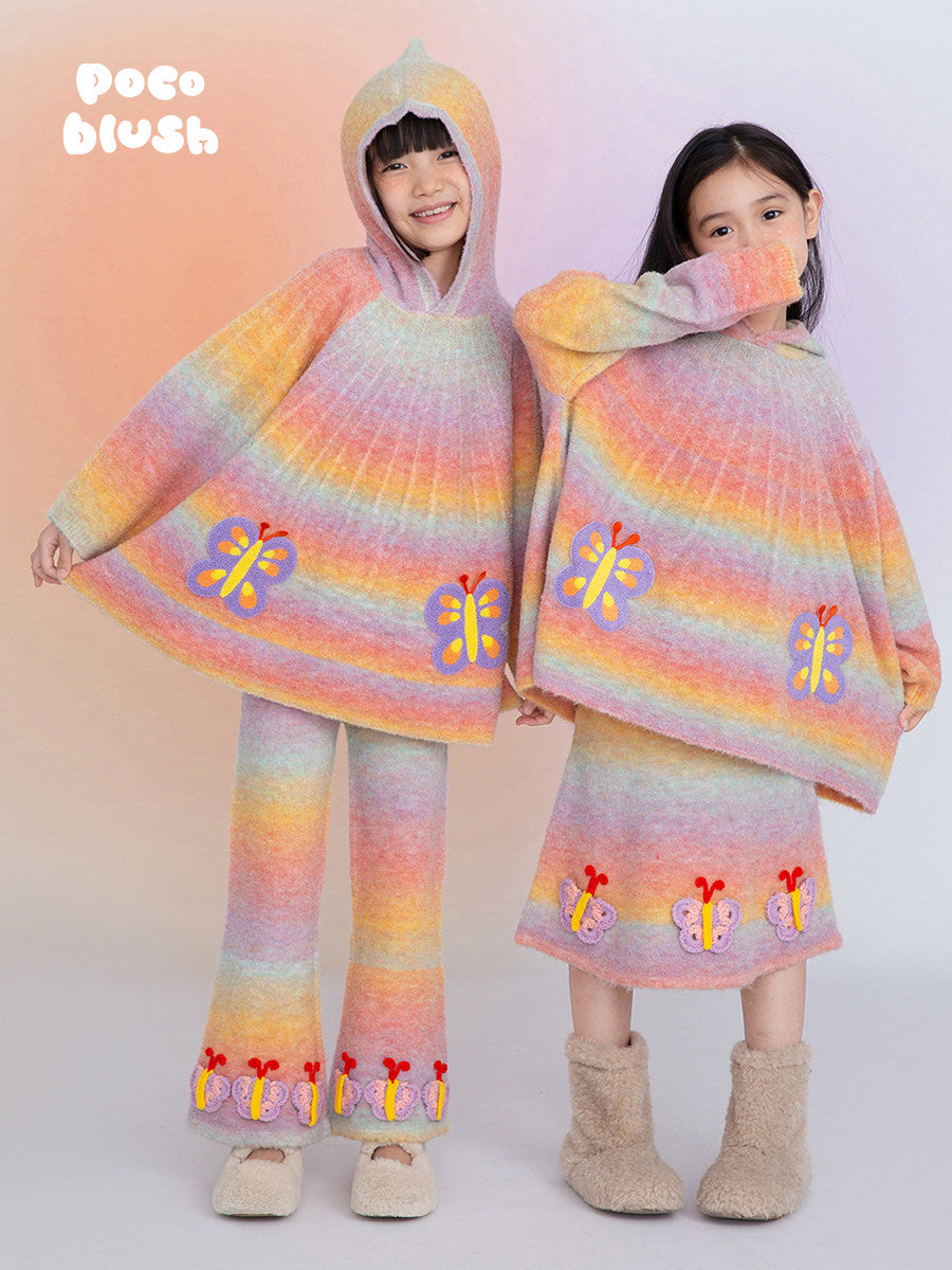 レインボーのフード付きニットポンチョとフレアパンツ、蝶の刺繍付きセット