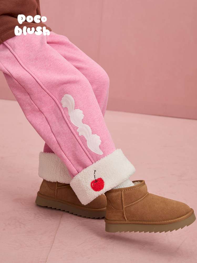 ピンクのキッズ用ワイドパンツ、サイドにハート模様と起毛の裾ファー風
