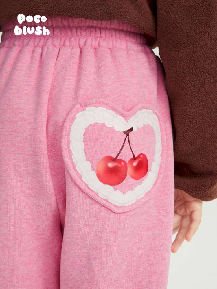 ピンクのキッズ用ワイドパンツ、ハートにチェリーのワッペン付きポケット