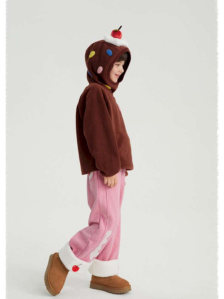キッズ用ピンクの裏起毛ワイドパンツ、前面にチェリーのモチーフと白い切替