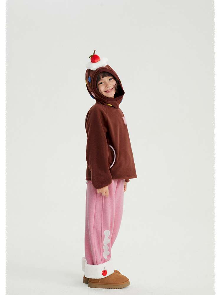 キッズ用ピンクの裏起毛ワイドパンツ、前身頃にチェリーハートのワンポイント