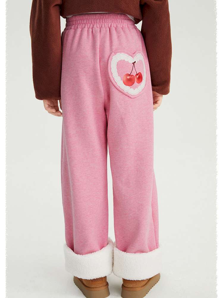 ピンクの裏起毛ワイドパンツ、フロントにハートチェリーのポケットモチーフ