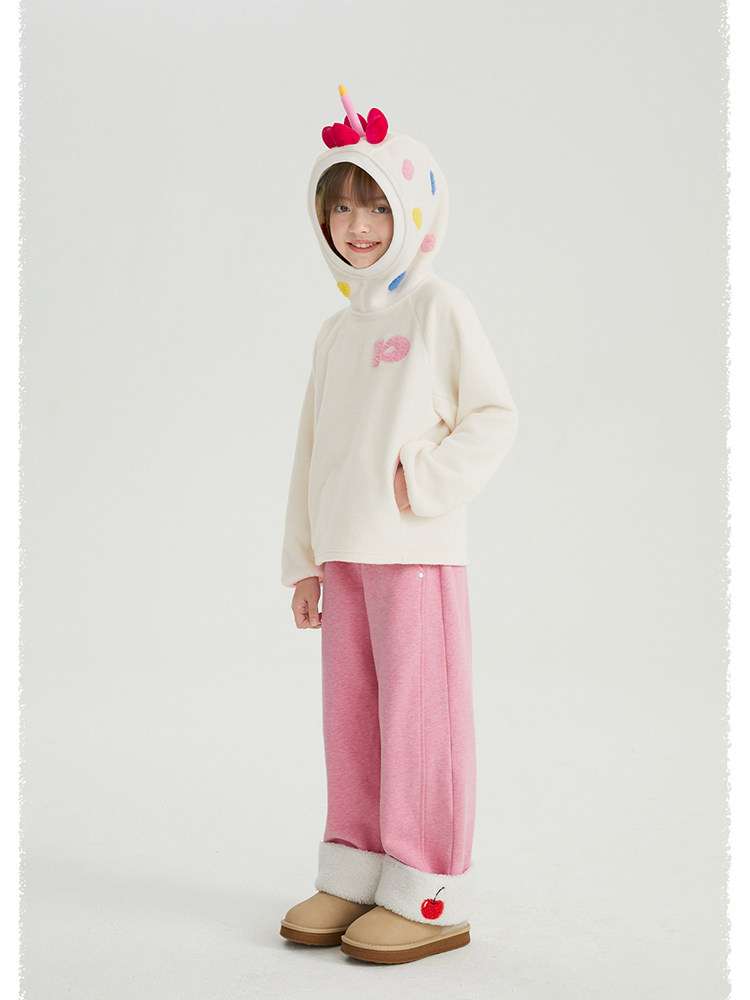 ピンクのキッズ用ワイドパンツ、ハートチェリーのポケットと裏起毛の裾