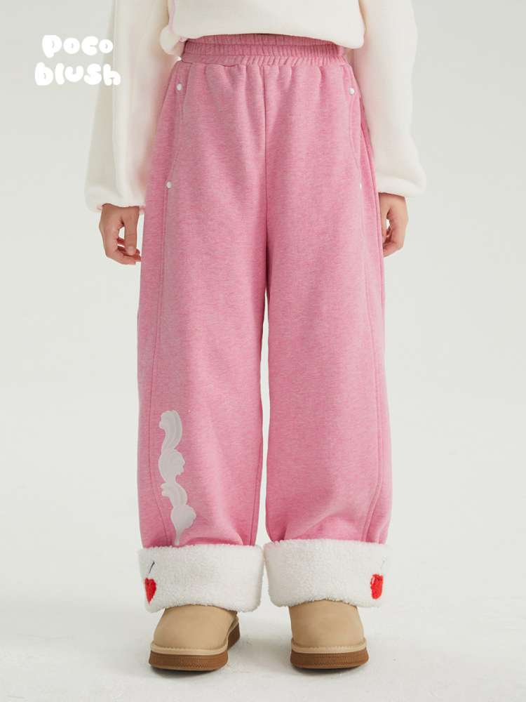 ピンクのキッズ用ワイドパンツ、ハートチェリーポケットと裏起毛、裾のファー風