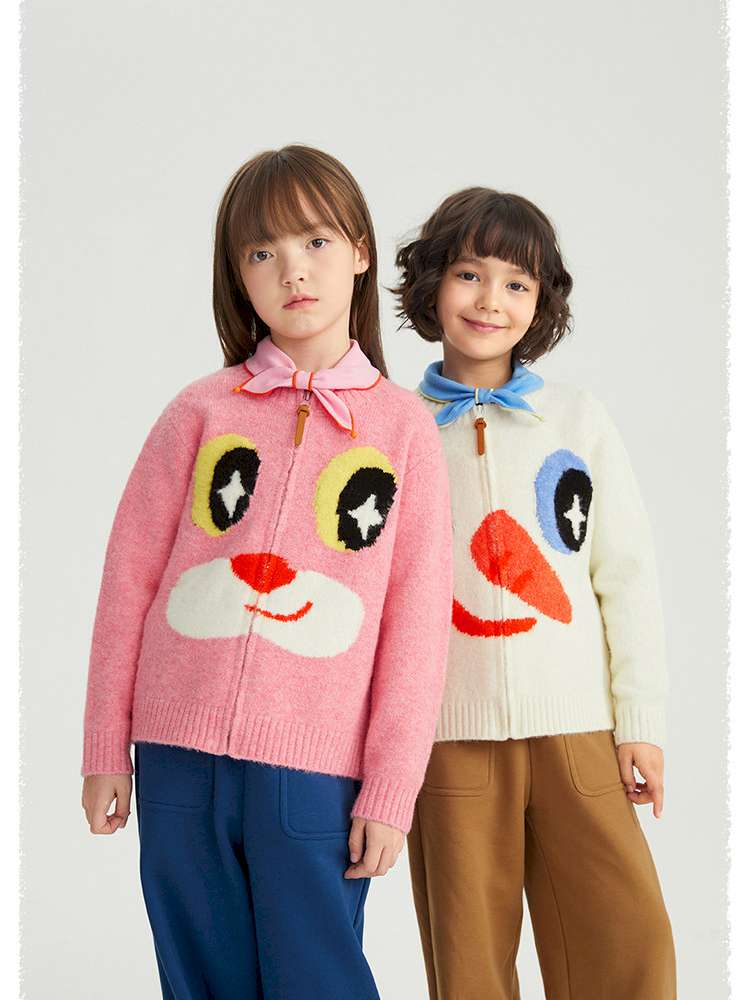 キッズ用ピンク ジップカーディガン、フェイス柄ジャガードのフロント前開き