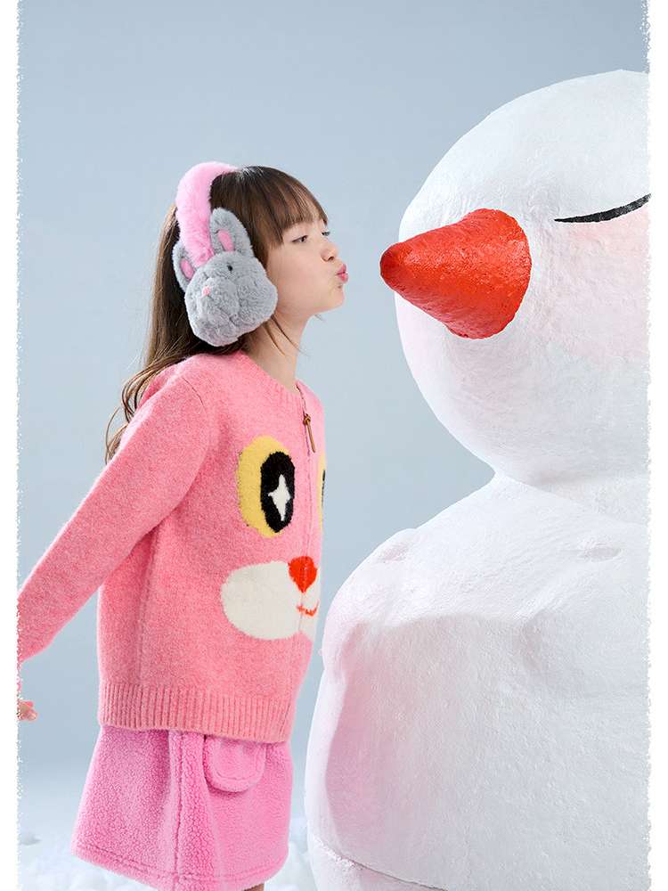 キッズ用ピンクのフェイス柄ジャガードジップカーディガン、背面寄りの見え方