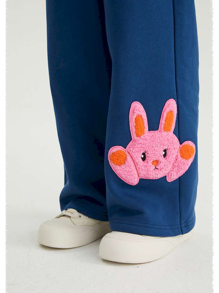キッズ用裏起毛ワイドパンツ(デニムブルー)大きめポケット付き、うさぎワッペン