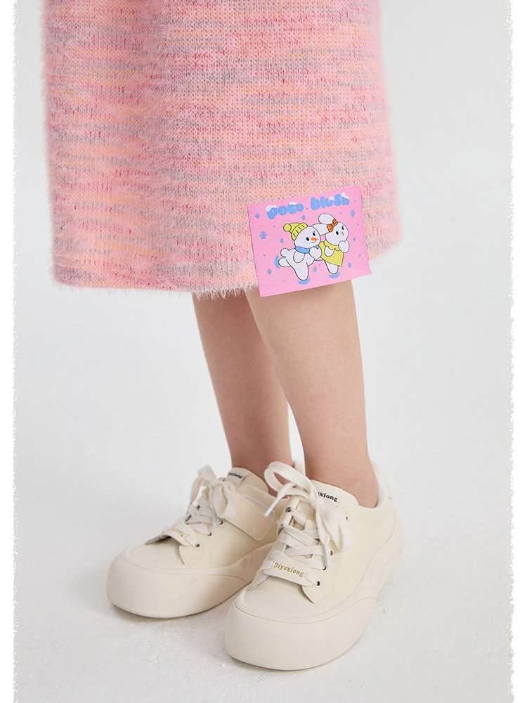 ピンクのニットスカート裾とタグ、雪だるまとうさぎ柄