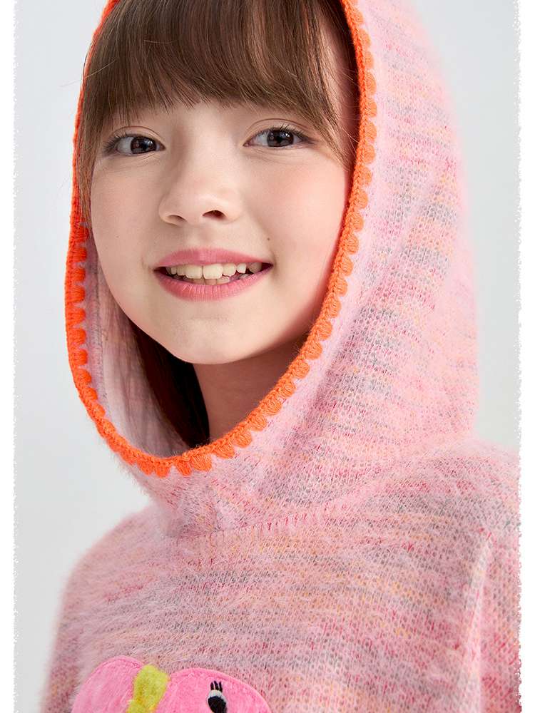 ピンクのフード付きニットパーカー、雪だるまとうさぎ柄アップ