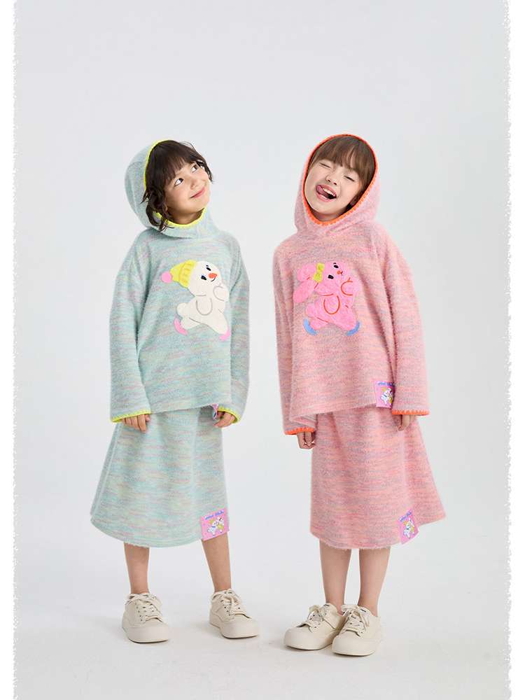 ミント&ピンクのニットパーカーとスカート、フード付き。キャラクタープリント