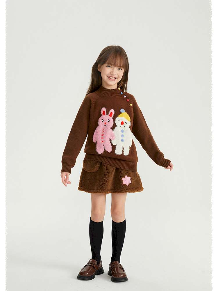 ブラウンのキッズハイネックセーター、うさぎ&雪だるまの編み込み風デザイン