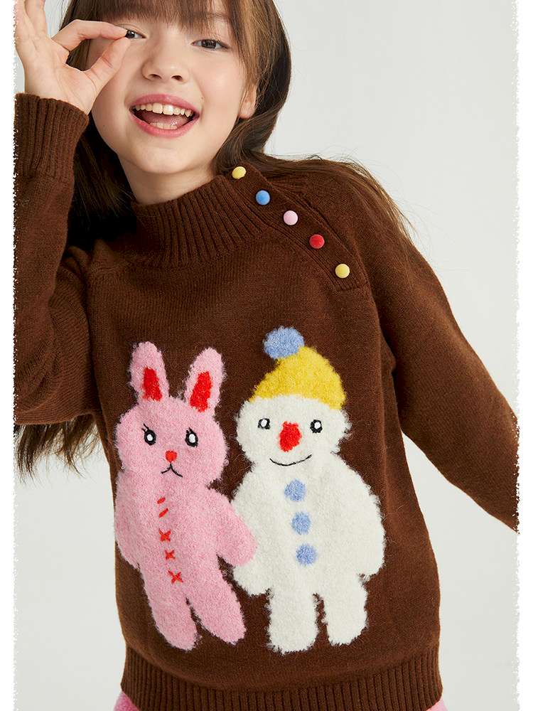 ブラウンのキッズハイネックセーター、カラフルボタン付きと刺繍風うさぎ柄