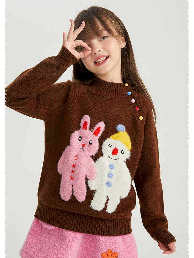 ブラウンのキッズハイネックセーター、うさぎ&雪だるまのアップデザイン