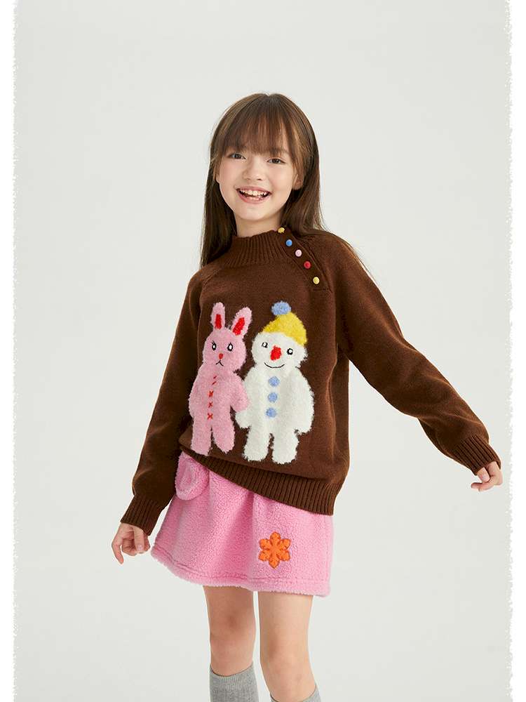 キッズ用ブラウンのハイネックセーター、うさぎと雪だるまのニット柄プリント