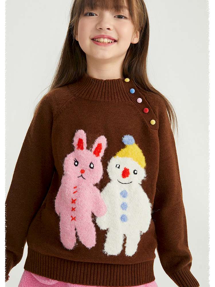ブラウンのキッズセーター前身頃アップ、うさぎ&雪だるまの刺繍