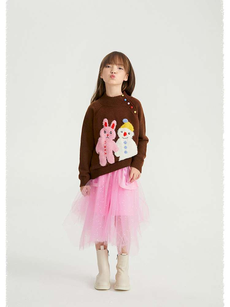 ブラウンのジュニアセーター、うさぎと雪だるまモチーフのデザイン