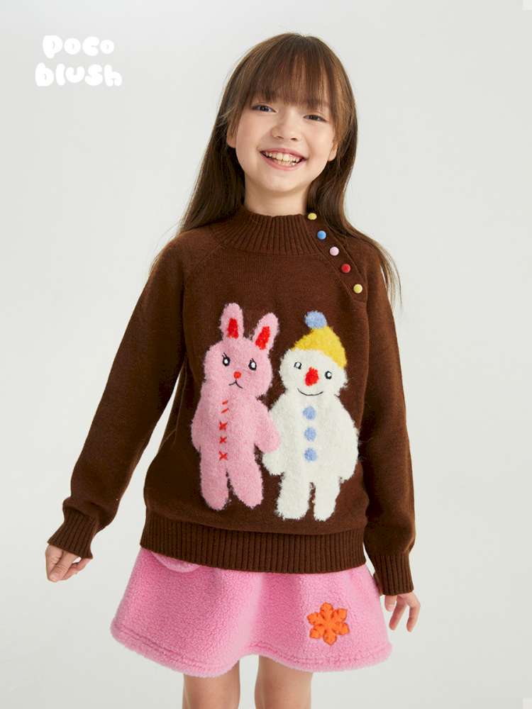 ブラウンのキッズハイネックニット、うさぎ&雪だるまのアップ刺繍