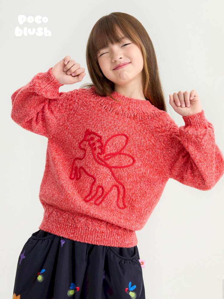 赤いキッズ長袖ニット。ルーズシルエットでリブの袖口、胸に馬の刺繍風デザイン。